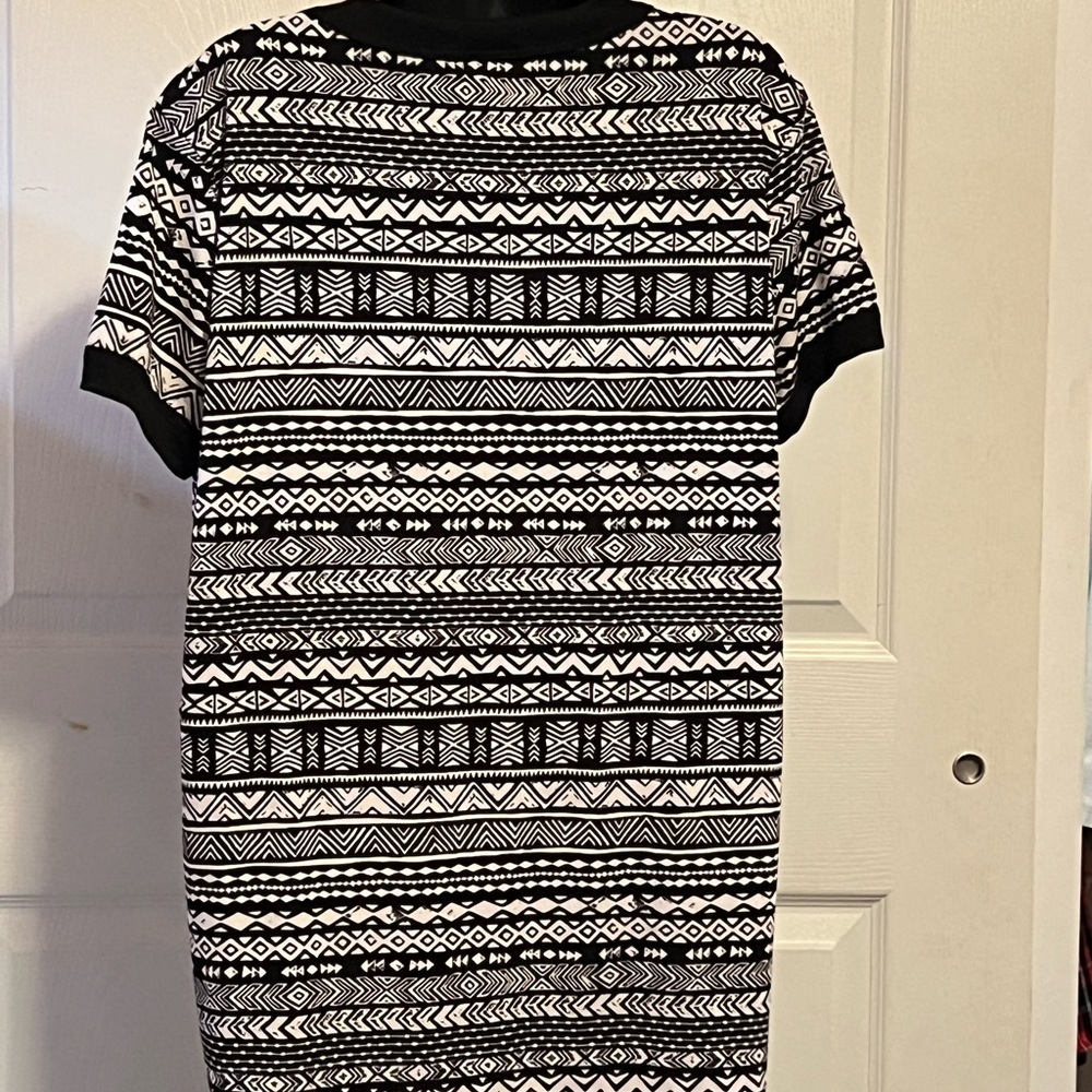 LuLaRoe Black and White Graphic Boxy Tee - Picture 2 of 4